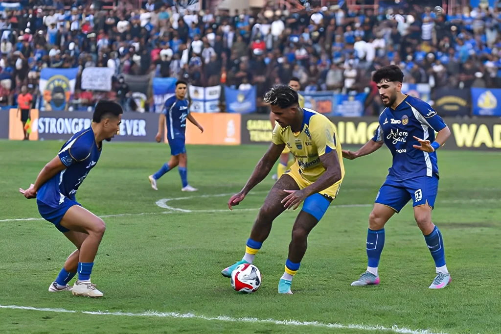 Pertandingan PSIM vs Persib Bandung berakhir dengan drama dan ketegangan