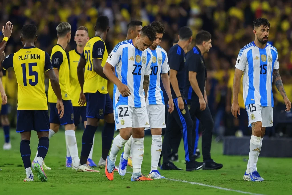 Pemain Argentina tertunduk lesu setelah kalah 0-1 dari Ekuador di Kualifikasi Piala Dunia 2026.